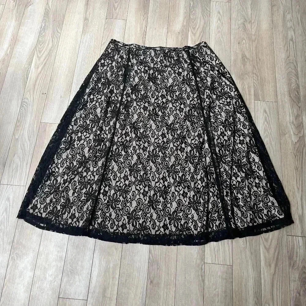 DB established 1962 Skirt with black lace overlay size 2x/3x